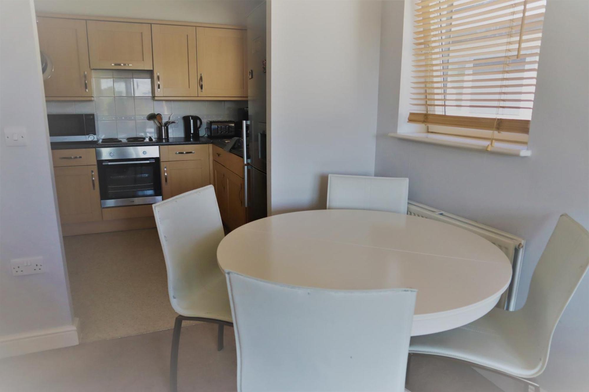2Br Apt In Crawley W Parking - Near Gatwick Lägenhet Exteriör bild